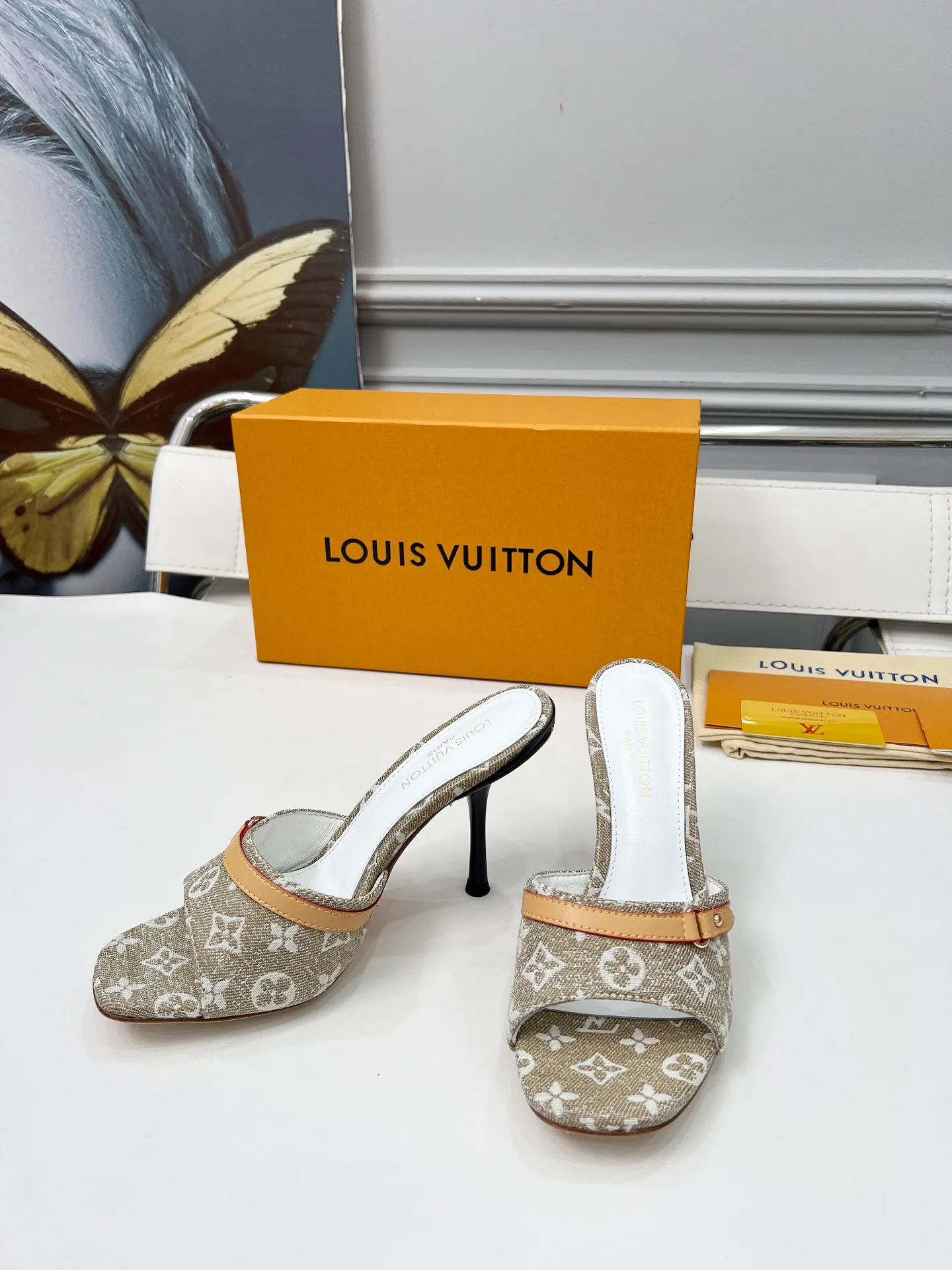 👟👟Ex-factory price 440👟👟 LV new denim kitten heel slippers 2025 summer must-have for goddesses, original replica, super comfortable on the feet. Show off the queen's temperament, the heel height is 9.5CM, which shows your temperament without being tiring. Leather outsole. Standard code: 35-42 (41 and 42 codes are customized, non-returnable and non-exchangeable)